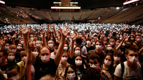 Covid-19 : après le concert-test d'Indochine, des résultats encourageants