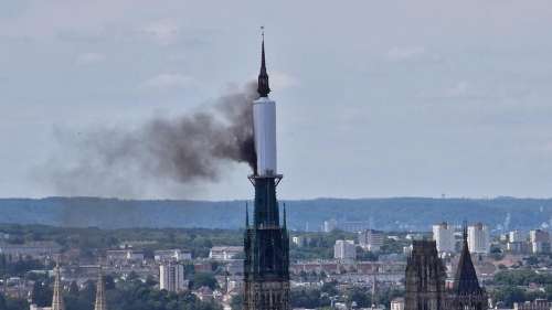 L’incendie de la flèche de la cathédrale de Rouen «maîtrisé»