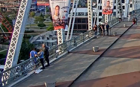 Bon Jovi vole au secours d’une femme prête à sauter d’un pont à Nashville