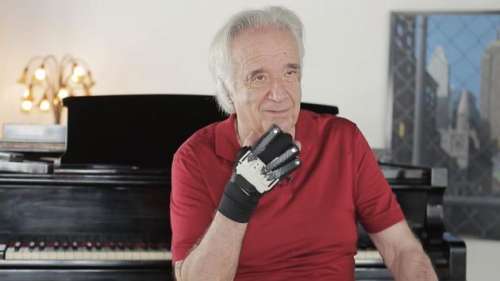 Grâce à des gants bioniques, le pianiste brésilien Joao Carlos Martins retrouve son clavier