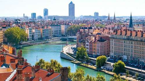 À Lyon, Crescendo parade tel un serpent à sonnettes