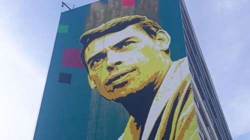 Un portrait de Jacques Brel monumental s’installe sur le flanc d’un immeuble à Vesoul