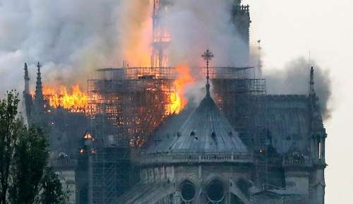 En images: la flèche de Notre-Dame de Paris en proie à un gigantesque incendie