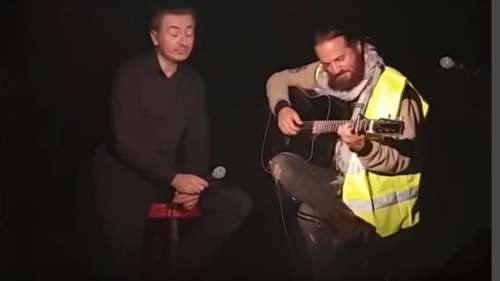 Francis Lalanne enfile son « gilet jaune » pour chanter à Paris au Théâtre du Nez Rouge