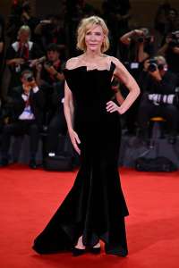 Cate Blanchett embrasse le drame dans une robe en velours noir