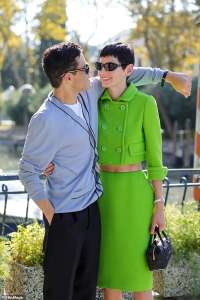 Emma Corrin, 28 ans, éblouit dans un ensemble vert citron alors qu’ils présentent une démonstration très amoureuse avec leur petit ami Rami Malek, 43 ans, au Festival du film de Venise