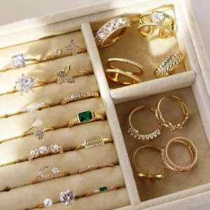 How to accessorize with minimalistic jewelry