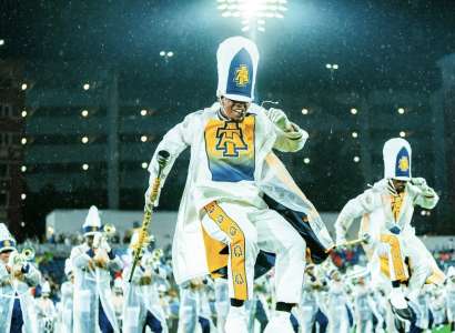 Retard météorologique à la HBCU Labor Day Classic : la « Battle of the Bands » n’atténue pas la lumière de la Blue and Gold Marching Machine