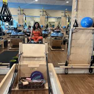 J’ai essayé le Pilates en club – et cela a peut-être guéri mon aversion pour le Pilates