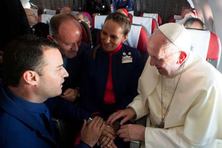 Le pape François célèbre un mariage… à 11 000 mètres d’altitude !