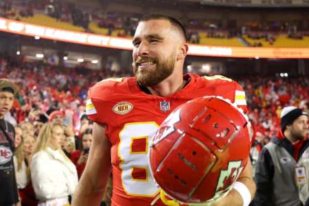 Taylor Swift Wears '87' Bracelet While Cheering on Travis Kelce