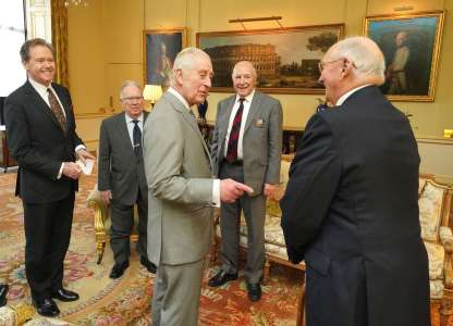 Le roi Charles III accueille des anciens combattants au palais de Buckingham