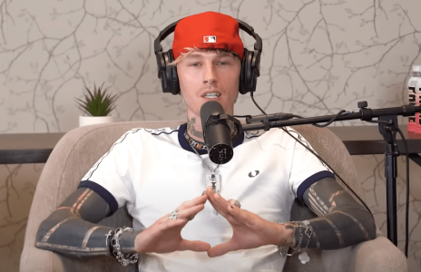 Machine Gun Kelly dit qu’il y a une « stigmatisation » autour du fait d’être blanc dans le hip-hop │ Exclamez-vous !