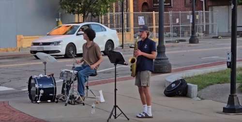 Busking à Attleboro : deux musiciens de jazz du lycée descendent dans la rue pour se divertir | Actualités locales