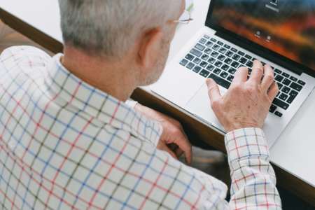 Le patron annonce la mort d’un « cher membre de l’équipe » sur LinkedIn ; il cherche un remplaçant dans le même message