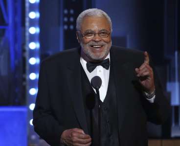 La voix de Dark Vador de James Earl Jones est vivante dans l’IA, et les doubleurs ne sont pas sûrs que ce soit une bonne idée