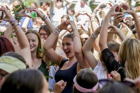 Les Swifties, groupe rebelle, chantent à tue-tête à Vienne après l’échec d’un complot terroriste – National