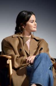 Selena Gomez porte un manteau marron sur un t-shirt rayé et un jean au Telluride Film Festival