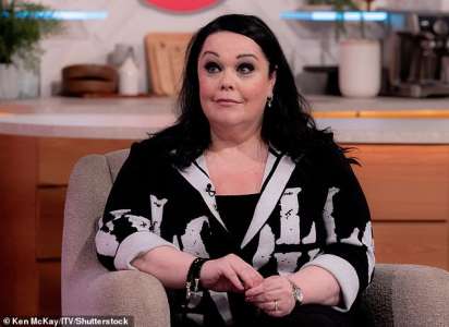 Lisa Riley, d’Emmerdale, admet s’être « auto-médicamentée avec de l’alcool » et avoir « bu deux bouteilles de vin par soir » après la mort de sa mère – alors qu’elle célèbre neuf ans de sobriété sur Lor