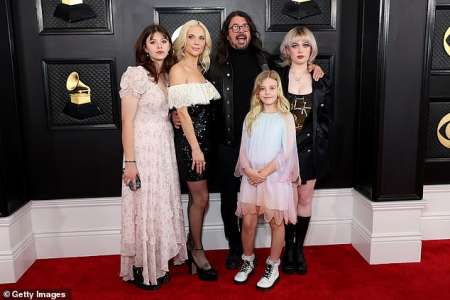 Comment l’image idyllique de « père de famille » de Dave Grohl a été brisée : le rockeur s’est exclamé en disant qu’il « faisait passer ses filles en premier » en refusant des concerts et en faisant les courses