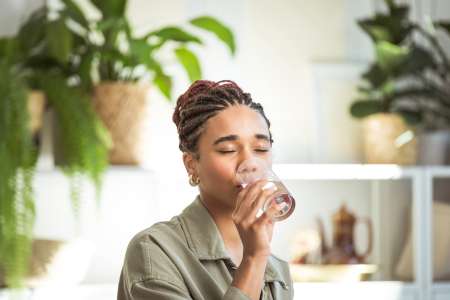 Vous urinez immédiatement après avoir bu de l’eau ? Ce médecin a des nouvelles