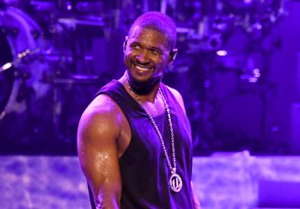 Un fan d’Usher s’éclate lors d’un concert torse nu