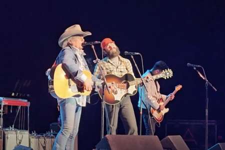 Regardez Post Malone jouer avec Dwight Yoakam lors d’un concert à Los Angeles