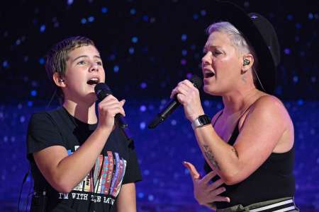 Pink interprète « What About Us » avec sa fille Willow Sage au DNC