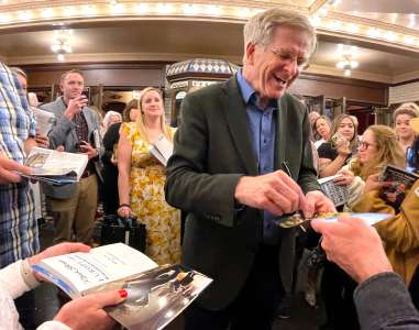 Rick Steves annonce un diagnostic de cancer de la prostate et cessera de voyager