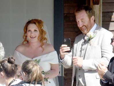 Jennie McAlpine d’ITV Coronation Street est magnifique en robe de mariée après ses propres noces secrètes