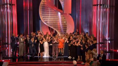 Emmerdale remporte le British Soap Award du meilleur savon alors qu’EastEnders « vole » dans « fix »