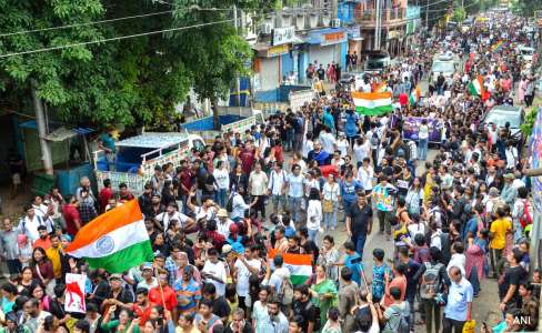 Des acteurs bangladais manifestent cette nuit contre le viol et le meurtre d’un médecin de Calcutta