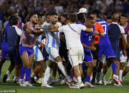 Les stars de la France et de l’Argentine se battent sur le terrain dans une bagarre à 30 hommes après que les hôtes ont remporté le quart de finale olympique avant que les affrontements ne se poursuivent dans le tunnel 