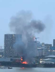 Mystère autour de l’explosion à Greenwich : les habitants fulminent contre la « mauvaise communication » du conseil et révèlent la panique provoquée par le violent incendie près de l’O2 de Londres