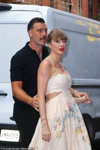 Taylor Swift éblouit dans une robe blanche alors qu’elle et le pimpant Travis Kelce assistent au mariage du mannequin Karen Elson aux Electric Lady Studios à New York