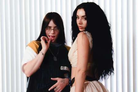 Billie Eilish fait irruption à la Panty Party de Charli XCX dans la vidéo du remix de « Guess »