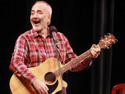 Le chanteur pour enfants Raffi vend des livres d’histoires à Salt Spring Island