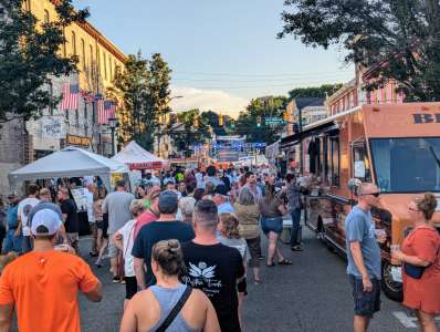 La foule sort pour le dîner Kutztown sur Main