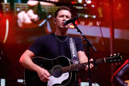 Le chanteur Scotty McCreery expulse un spectateur qui aurait frappé une femme – National