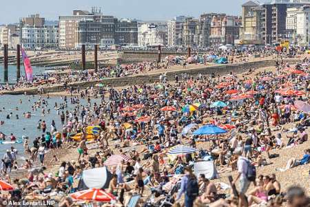 La Grande-Bretagne cuit : les Britanniques se baignent dans la mer et prennent un bain de soleil dans les parcs alors que la vague de chaleur frappe le Royaume-Uni – avec des températures qui devraient éclipser le jour le