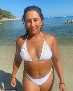 Saira Khan, 54 ans, montre sa silhouette dans un bikini blanc et dit qu’elle ne ressent « aucune honte ni culpabilité » après avoir dévoré des pizzas et des glaces dans un message encourageant sur la positivité corpo