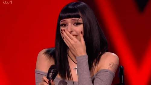 The Voice UK : Moment d’émotion où une jeune chanteuse atteinte du syndrome PoTS fond en larmes après avoir époustouflé les juges avec sa performance