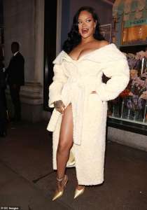 Rihanna fait tourner les têtes dans un manteau en peluche inspiré d’une robe de chambre plongeante alors qu’elle arrive au lancement de Fenty Hair chez Selfridges à Londres