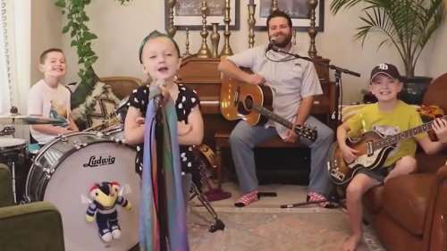 Le groupe familial viral qui divertit des millions de personnes avec des reprises classiques