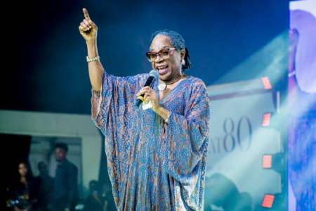 La chanteuse nigériane Onyeka Onwenu est décédée à l’âge de 72 ans.