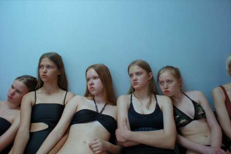 L’entrée « Toxic » à Locarno capture la scène des agences de mannequins en Lituanie