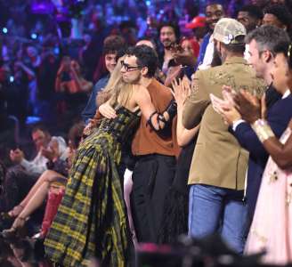 Jack Antonoff portait des écouteurs Hearos pour la performance de Katy Perry aux MTV VMA