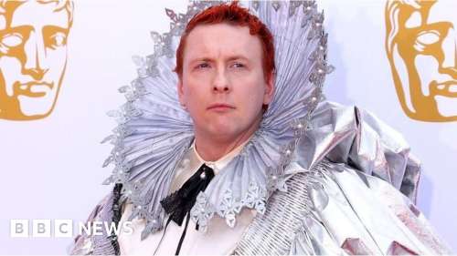 Joe Lycett habillé en reine Elizabeth I aux Baftas