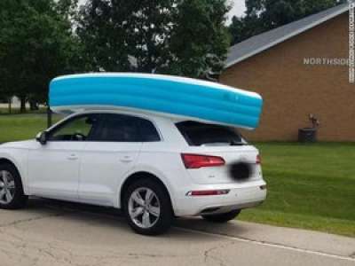 Elle transporte ses enfants dans une piscine gonflable sur le toit de sa voiture