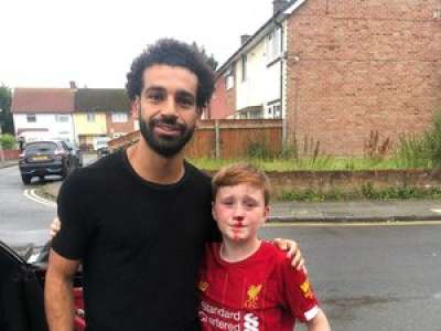 Liverpool : un jeune fan de Salah se prend un poteau en poursuivant sa voiture, l’attaquant des Reds s’arrête pour le réconforter